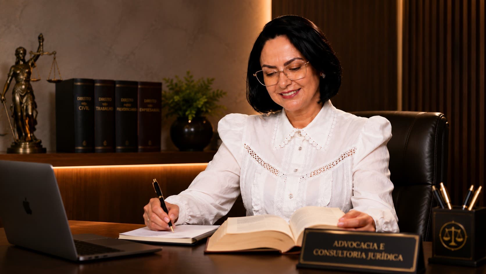 Dra. Sheila Araújo em seu escritório